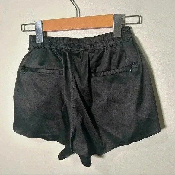 Lululemon Getaway Short satin 2 - Picture 6 of 6